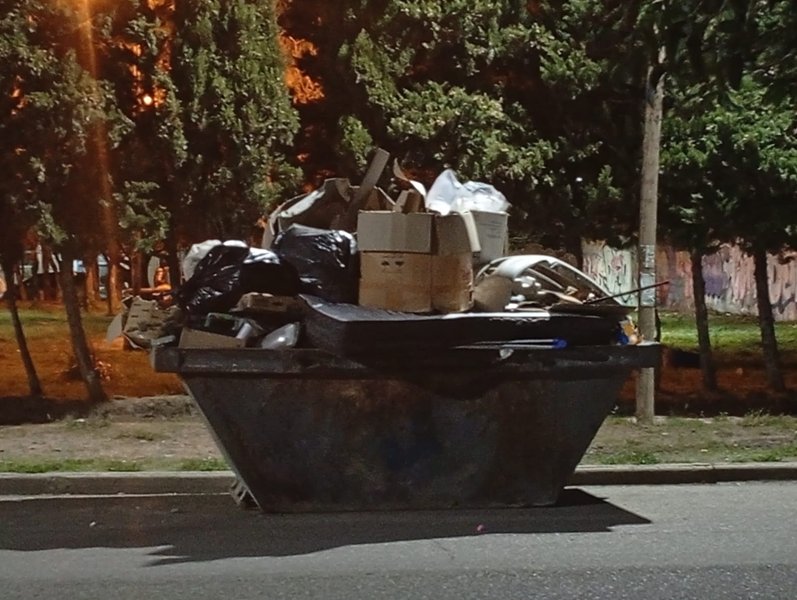 BARRIO PUEYRREDÓN: COLAPSÓ UN CONTENEDOR DE BASURA, LE PRENDIERON FUEGO ...